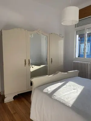 a white bedroom with a bed and a mirror at Casa Morín, apartamento Ribeira Sacra in Monforte de Lemos