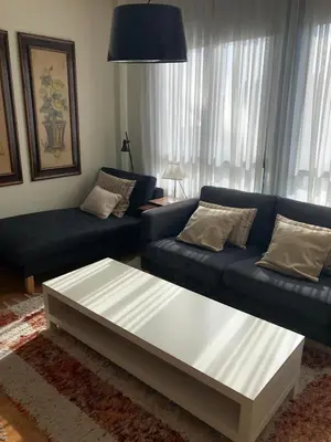 a living room with a blue couch and a coffee table at Apartamento para 6 personas con piscina y paddle in Foz