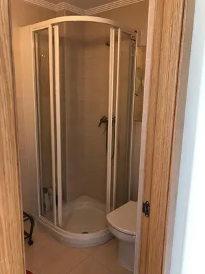 a bathroom with a shower and a toilet at Apartamento para 6 personas con piscina y paddle in Foz