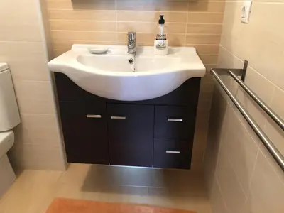 a bathroom with a white sink and a toilet at Apartamento para 6 personas con piscina y paddle in Foz