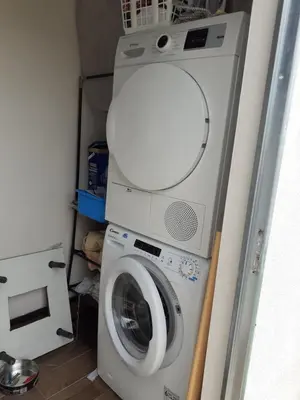 a washer and dryer in a small room at ALBERGUE LEMAVO in Monforte de Lemos