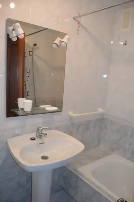 a bathroom with a sink and a mirror at Precioso apartamento de 3 habitaciones en Cabañas. in Cabañas