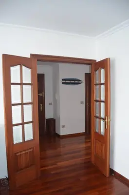 an empty room with two doors and a hallway at Precioso apartamento de 3 habitaciones en Cabañas. in Cabañas