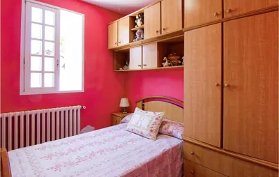 a bedroom with pink walls and a bed and a window at Stunning Home In A Peroxa With Wifi in La Peroja