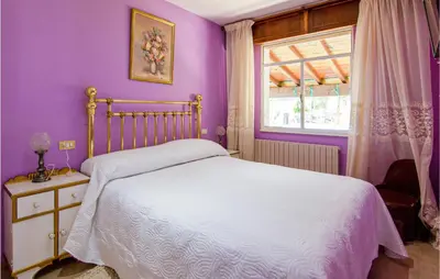 a purple bedroom with a bed and a window at Stunning Home In A Peroxa With Wifi in La Peroja