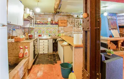 a large kitchen with a counter and a counterspect at Stunning Home In A Peroxa With Wifi in La Peroja