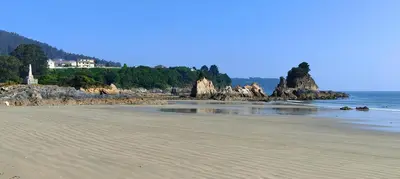 a view of a beach with a house on the shore at Alojamientos Viveiro - Ático Playa de Covas in Viveiro