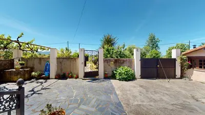 a backyard with a gate and a fence at O toxal in Monforte de Lemos
