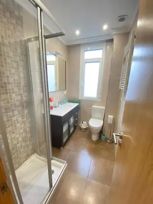 a bathroom with a shower and a toilet and a sink at APTO CÉNTRICO ARENAL FAMILY, PARKING GRATIS in Lugo
