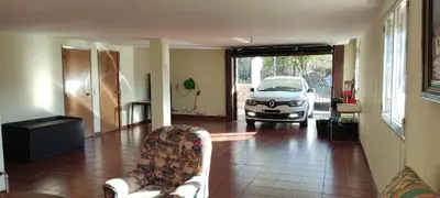 a living room with a car parked in a garage at Casa Meri in El Espino