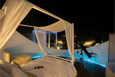 a bedroom with a camera and a bed with a canopy at Burbujas Astronómicas Albarari Coruña in Oleiros