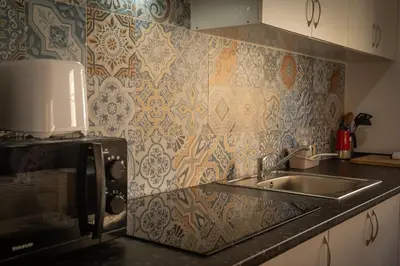 a kitchen with a sink and a microwave at O Lar do Camiñante in Palas de Rei