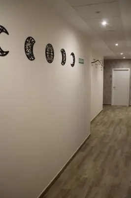 a room with a white wall with black plates on it at Baixo a Lua Rooming in Sarria