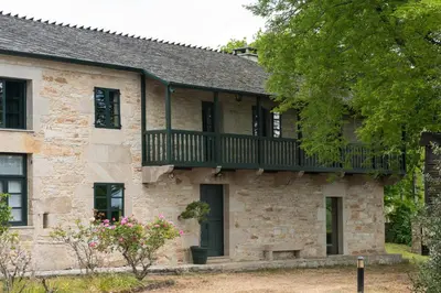 an old stone house with a balcony at Casa Quinta de Cecil in Villalba