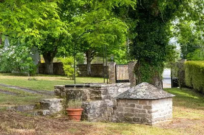 a stone wall in a park with a tree at Casa Quinta de Cecil in Villalba