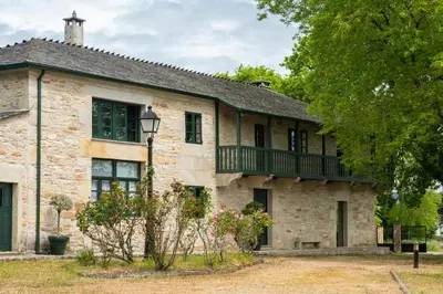 an old stone house with a balcony at Casa Quinta de Cecil in Villalba