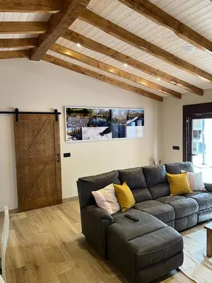 a living room with a couch and a wooden ceiling at CASA DO LAGOEIRO in Boimorto