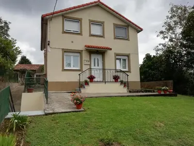a house with a lawn in front of it at Casa en San Pantaleón in Paderne