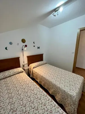 a room with two beds in a room at Casa en San Pantaleón in Paderne