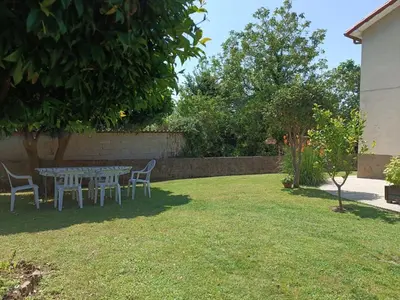 a table and chairs in the yard of a house at Casa en San Pantaleón in Paderne