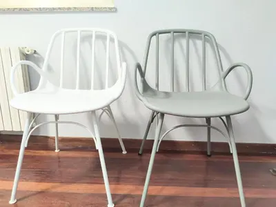 two white chairs sitting next to a wall at Casa-Nova Centro in Sarria