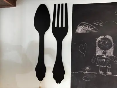 a fork and a drawing of a girl on a chalkboard at Carballo Alenza in Sistín