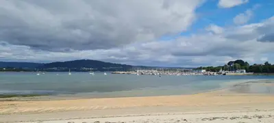 a view of a beach with boats in the water at Agradable apartamento a 2 minutos de la playa in Ares