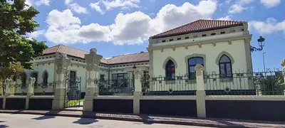 a large white house with a fence at Agradable apartamento a 2 minutos de la playa in Ares