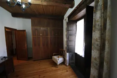 a living room with wooden floors and a window at CASA MAGUETO 2 noches mínimo in Toreno