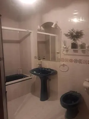 a bathroom with a black sink and a mirror at CASA MAGUETO 2 noches mínimo in Toreno