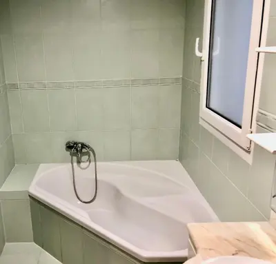 a white bath tub in a bathroom with a window at Apartamento Ribeira Sacra in Monforte de Lemos