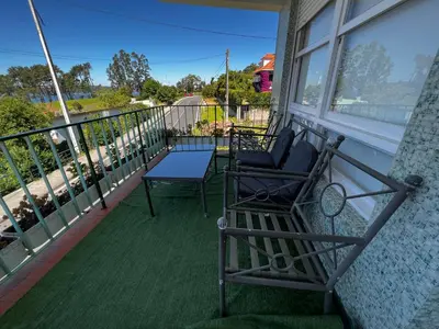 a balcony with two chairs and a table at Oktheway Perbes Vintage 2 in Perbes