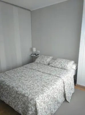 a bedroom with a bed with a white comforter at Céntrico Estudio in Sada