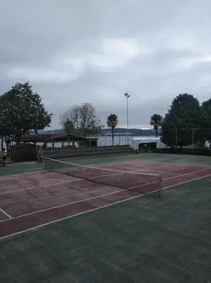 a tennis court with a net in the middle at Céntrico Estudio in Sada