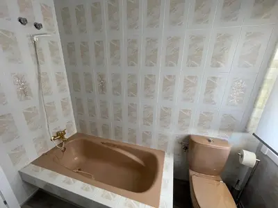 a bathroom with a tub and a toilet at LA RATONERA in Podentes