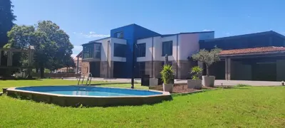 a house with a swimming pool in the yard at A Casa do Souto, Santiago de Compostela in Sigüeiro