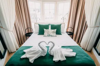 a bed with two swans made out of towels at PENSIÓN CALDEA in Caldas de Reis