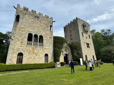 a group of people standing in front of a castle at Apartamento A Tenencia in Sada