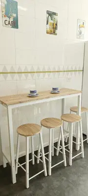 a counter with three stools and a table and chairs at APARTAMENTO CÉNTRICO, AMPLIO y LUMINOSO in Guitiriz