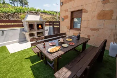 a laundry room with a washing machine and a door at Casa Visita Ribeira Sacra in Chantada