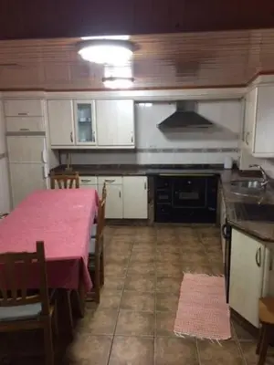 a kitchen with a table with a pink table cloth at Casa o Cantón in Berredo