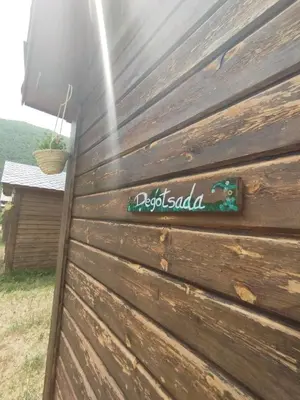 a sign on the side of a wooden fence at CAMPING LA ZARAPICA - Palacios del Sil in Palacios del Sil