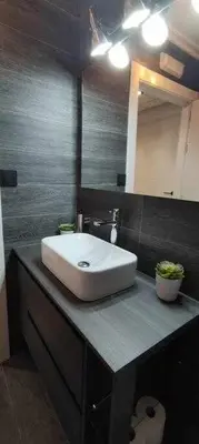 a bathroom with a white sink and a mirror at Precioso Apartamento 1 Hab con Bañera Hidromasaje in O Barco de Valdeorras
