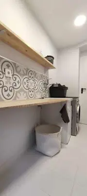 a kitchen with a shelf and a toilet in a room at Precioso Apartamento 1 Hab con Bañera Hidromasaje in O Barco de Valdeorras