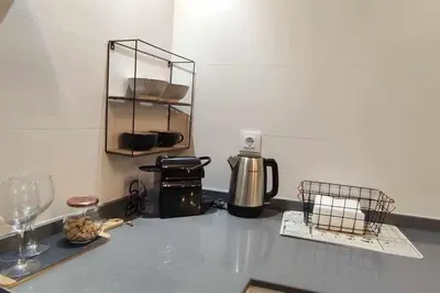 a kitchen counter with a coffee maker on a counter top at Precioso Apartamento 1 Hab con Bañera Hidromasaje in O Barco de Valdeorras