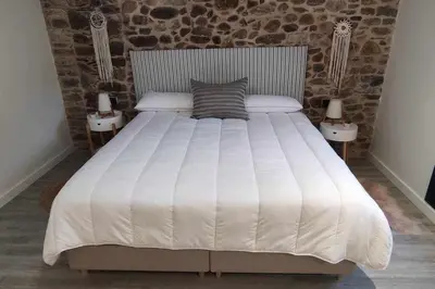 a bedroom with a large white bed with two lamps at Precioso Apartamento 1 Hab con Bañera Hidromasaje in O Barco de Valdeorras