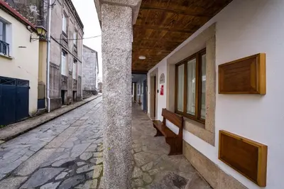 an empty street in an alley with a building at Casa D'Abaixo in Arzúa