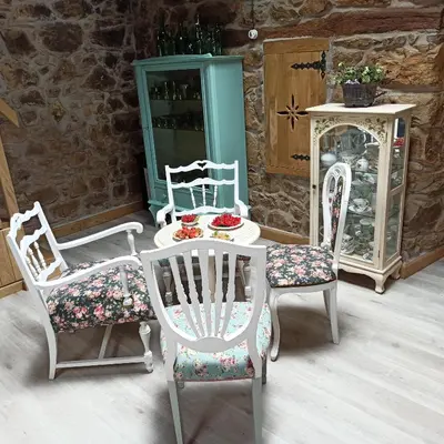 a room with three chairs and a table with a plate of food at Casa do Bico in Becerreá