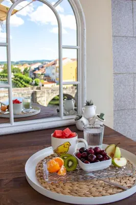 a tray of fruit on a table in front of a window at a casa da Alicia in Monforte de Lemos