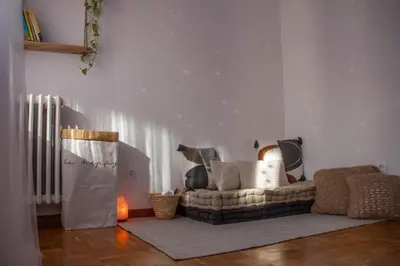 a living room with a couch on a wooden floor at a casa da Alicia in Monforte de Lemos